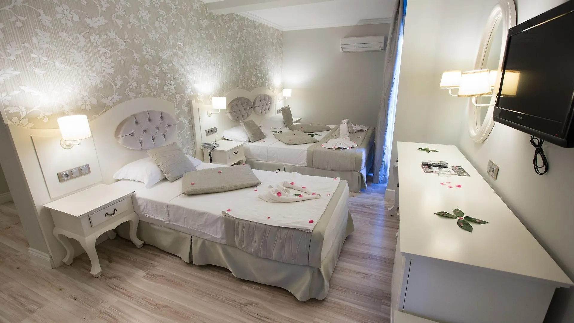 Pinehill Hotel & Suites Ölüdeniz 3*,